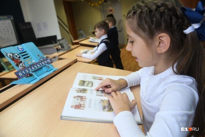 «Сталинские учебники — золотой стандарт»: в одной из школ Екатеринбурга учат как в СССР