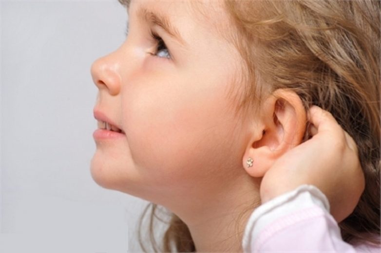 В каком возрасте можно проколоть уши ребенку?