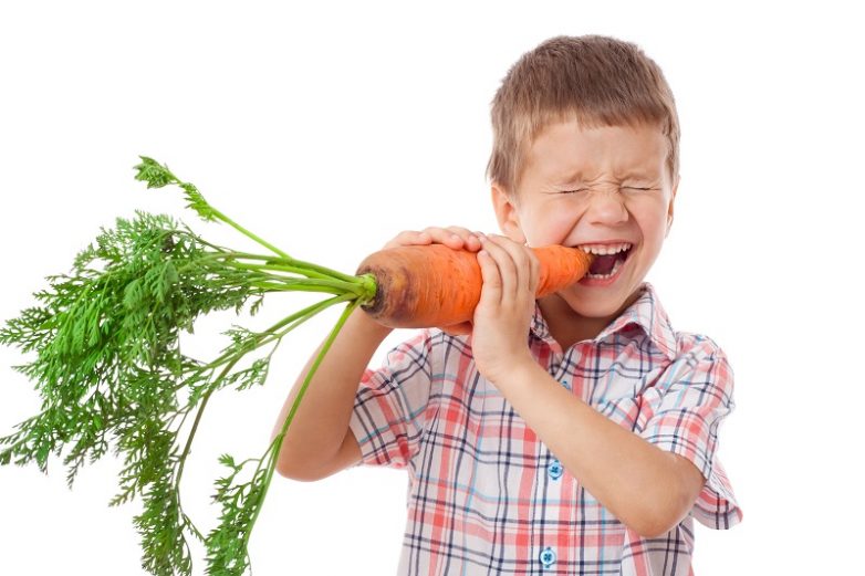 Почему детям нужно чаще жевать твердые продукты?