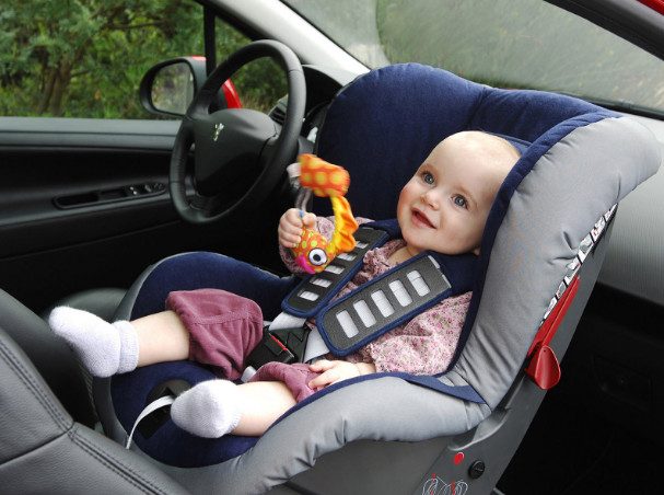 Где самое безопасное место для детей в автомобиле?