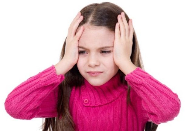 Если болит голова: когда необходимо вести ребёнка к неврологу?