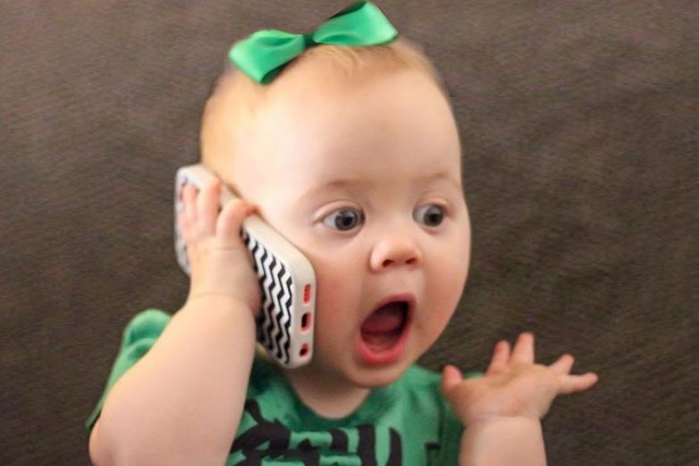 15 забавных малышей с телефонами