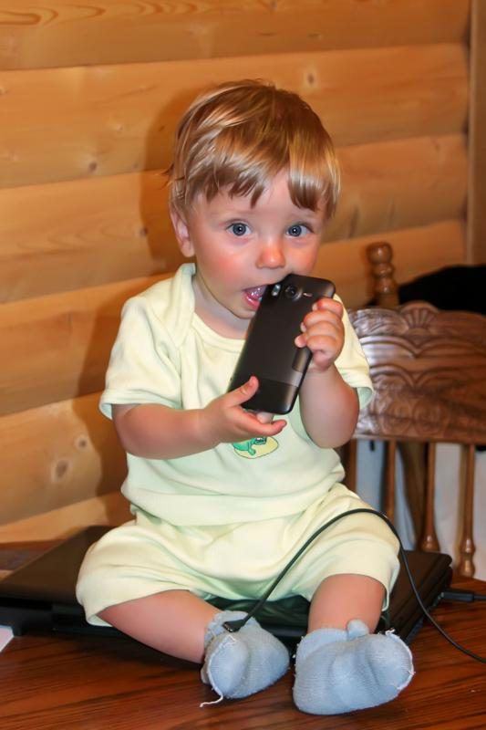 15 забавных малышей с телефонами
