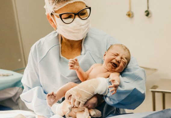 Как в роддомах разлучают новорожденных с матерями из-за коронавируса