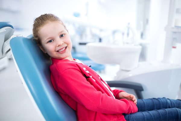 Причины и лечение потемнения зубов у детей
