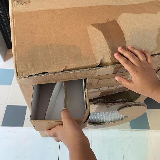 Мама создаёт развивающие игрушки из картонных коробок