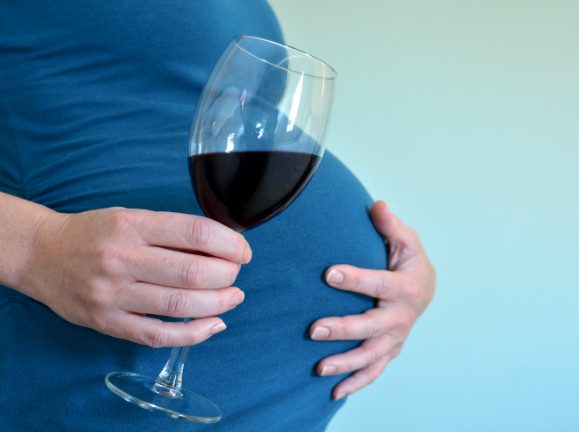 Алкоголь в начале беременности влияет на поведение и интеллект будущих детей