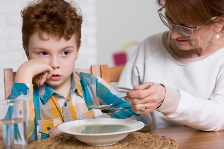 Почему не нужно заставлять ребенка доедать всю еду на тарелке?