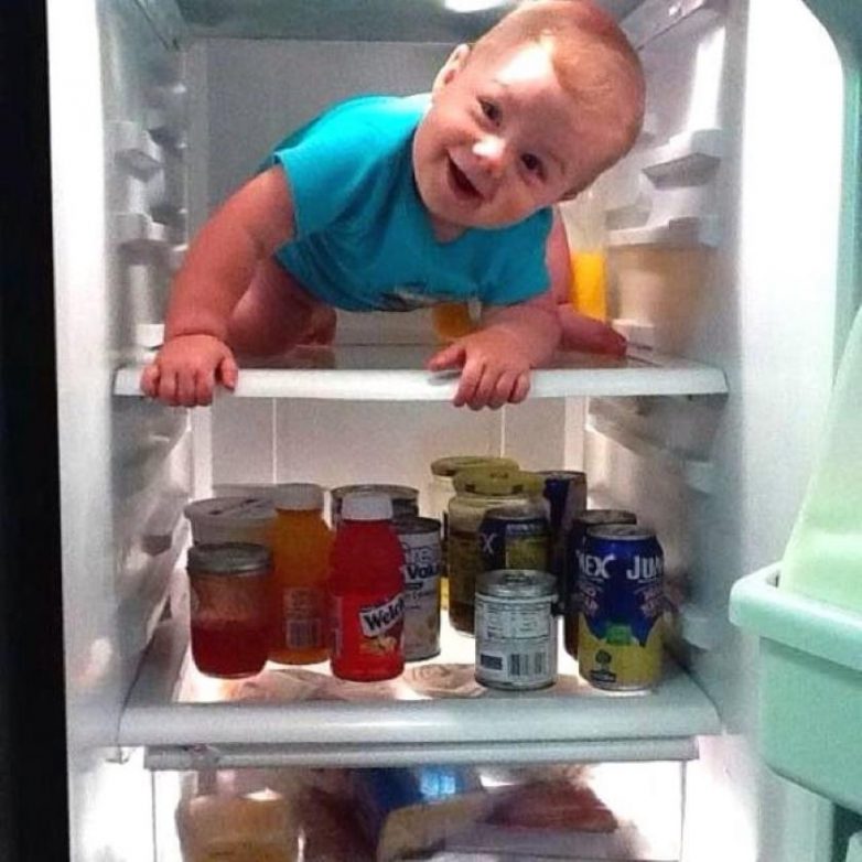 Забавные свидетельства дружбы малышей с холодильником