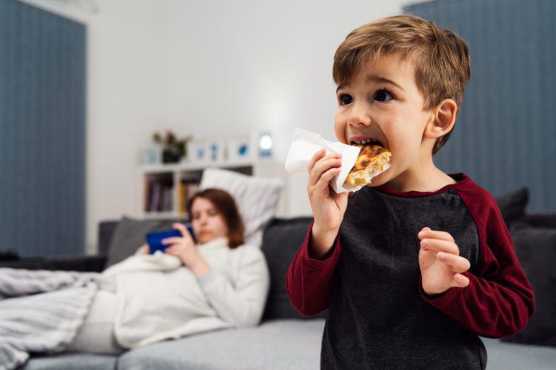 Почему вредно кормить ребенка на ночь?