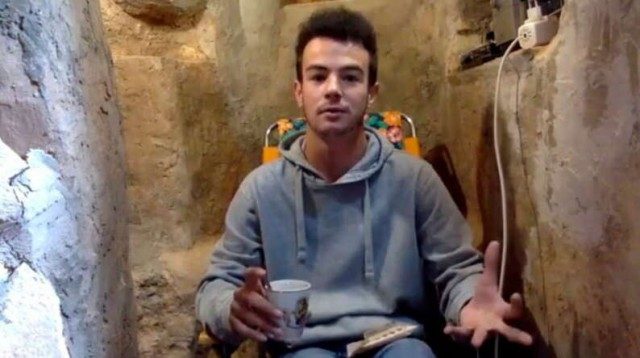 Подросток из Испании после ссоры с родителями начал рыть яму и построил себе убежище