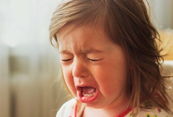 Почему маленькие дети закатывают истерики и что с этим делать родителям?