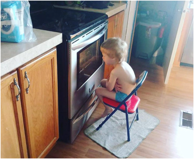 Дети хозяйничают на кухне