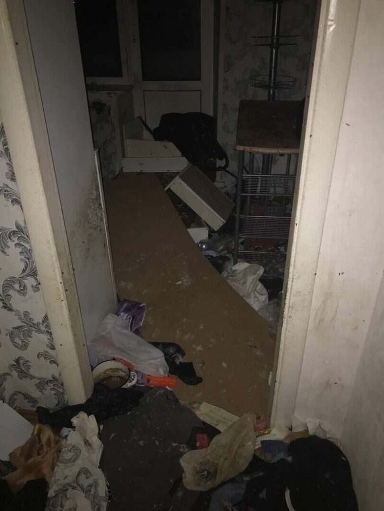 В заваленной мусором квартире Ульяновска обнаружили 2-х детей-маугли