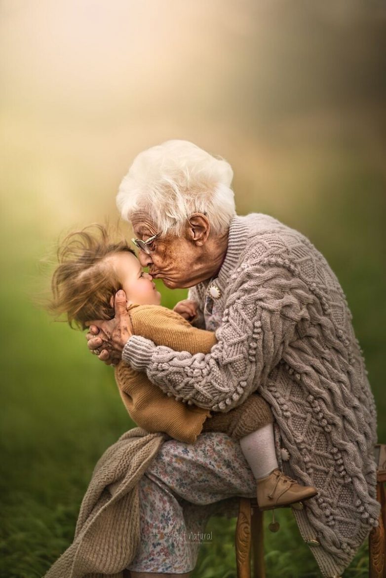 Душевные фото бабушек и дедушек с внуками