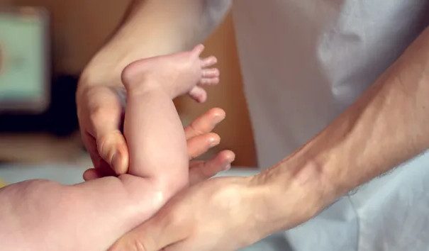 Новорожденных начнут проверять на 36 заболеваний с 2023 года
