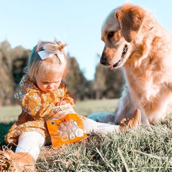 Дружба маленькой девочки и большой собаки