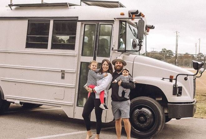 Семейная пара бросила работу и продала дом, чтобы путешествовать с детьми в автобусе
