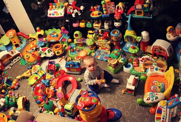 Почему не нужно покупать детям много игрушек?