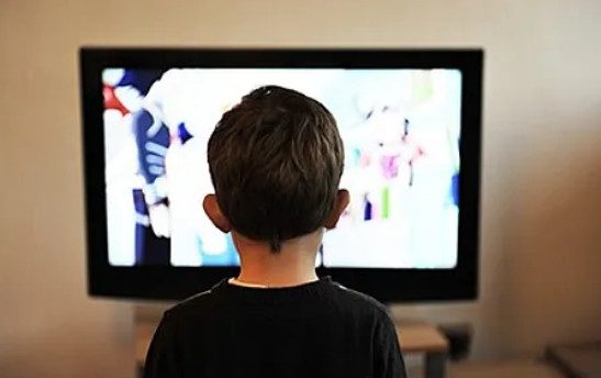 Ученые нашли связь просмотра телевизора с аутизмом