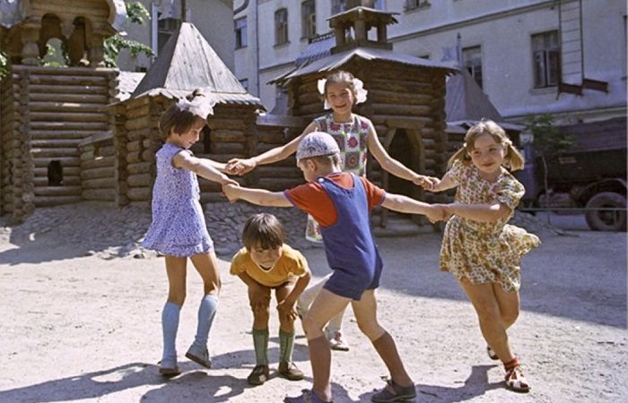 5 дворовых игр из СССР, которым современные дети обучаются у нейропсихологов, чтобы справляться со школой