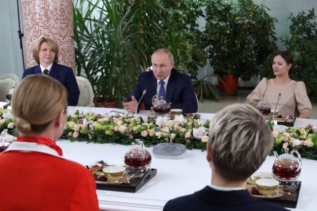 Путин заявил о новых мерах помощи беременным и семьям с детьми