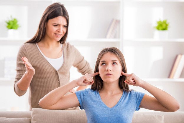 Почему подростки избегают общения с родителями?