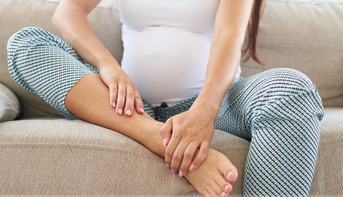 Названы пугающие последствия отеков у беременных