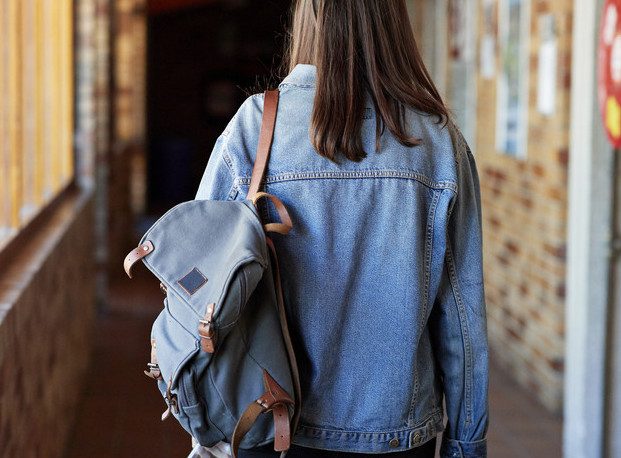 Чем опасно ношения школьного рюкзака на одном плече?