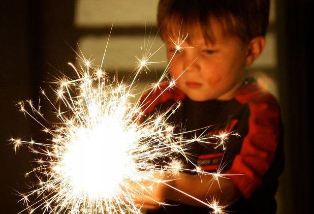 5 опасностей, которые подстерегают детей в новогодние праздники