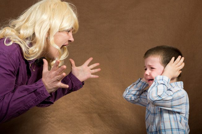 3 неочевидных последствия крика на ребёнка