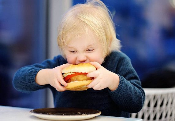 Названы главные причины ожирения у детей