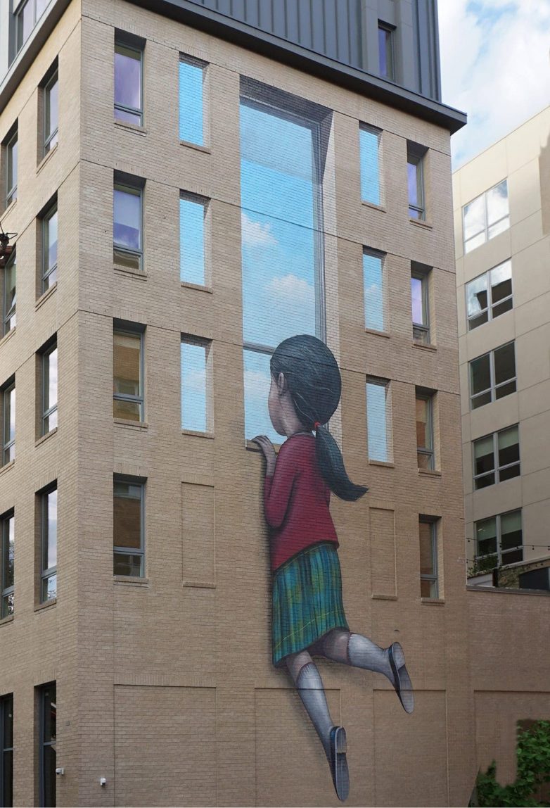 Рисунки детей на зданиях разных городов