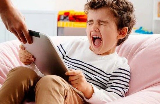 8 советов, как отвлечь ребенка от гаджетов в каникулы