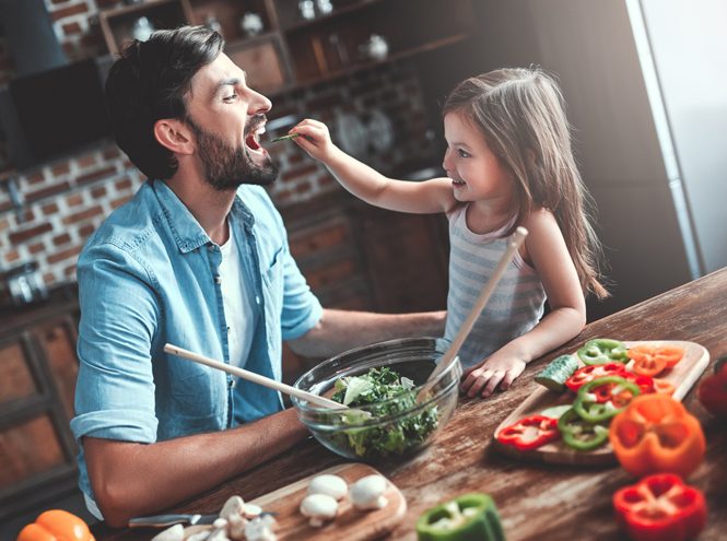 Когда и как приучать ребёнка к взрослой еде