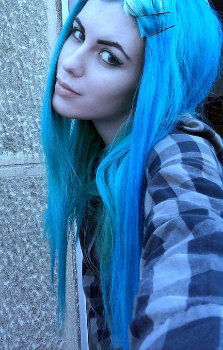 Стримерша с синими волосами