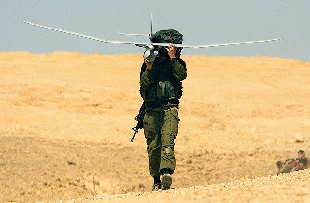 Израильский солдат несет дрон Skylark. Фото: Dan Balilty / AP