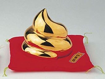 радиционный японский сувенир в виде фекалий из золота. Фото с сайта газеты The Japan Times.