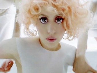 Предполагается, что в клипе Леди Гаги Bad Romance была использована компьютерная графика, однако поклонники после выхода видео стали активно носить косметические линзы, создающие похожий эффект