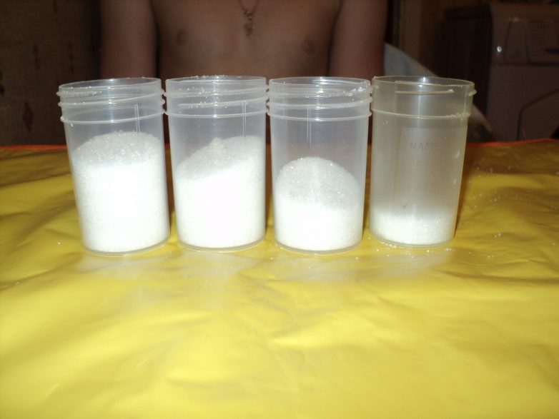 Сахар растительное стакан. Опыты с сахаром. Опыты с солью. Хим опыты с сахаром. Опыт с сахаром и водой Радуга.