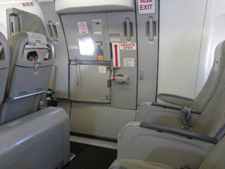 Вопрос на засыпку: можно ли открыть аварийную дверь в самолёте?
