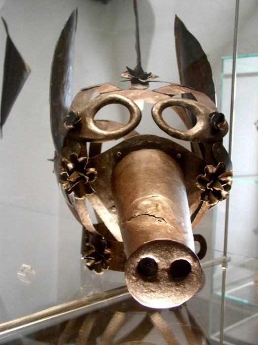 Причудливые средневековые маски для хулиганов и скандалистов
