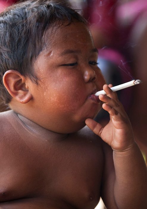 Как живет мальчик, который курил по 40 сигарет в день
