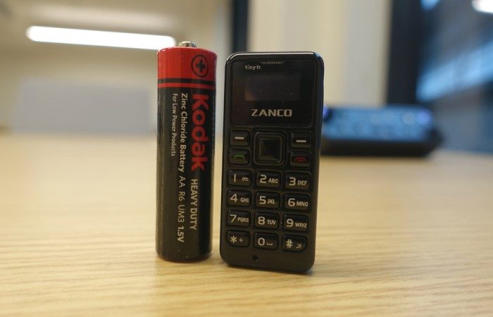 Конструкторы-энтузиасты придумали мобильный телефончик размером с батареечку
