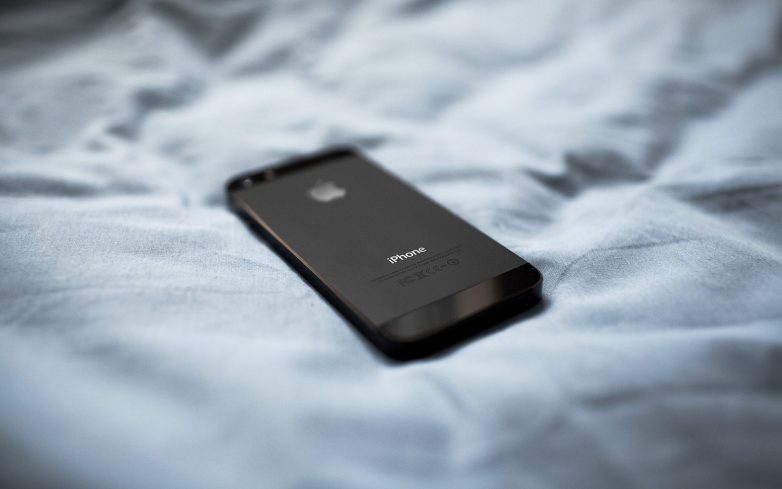 Учёные рассказали, почему категорически не рекомендуется спать со смартфоном