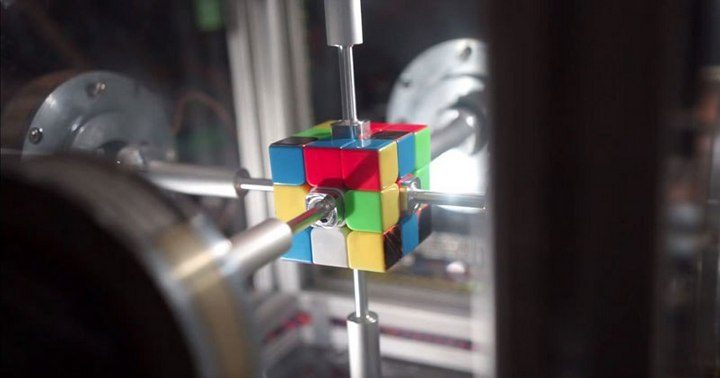 Робот унизил человечество и собрал кубик Рубика менее чем за полсекунды