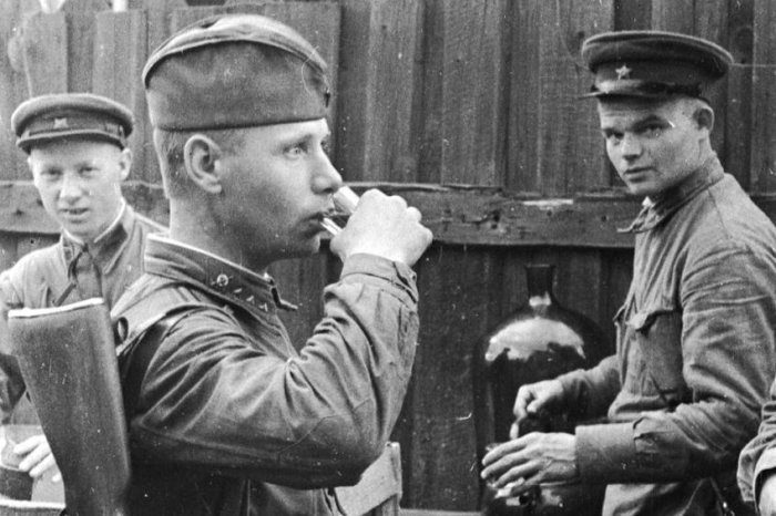 Наркомовские 100 грамм: как алкоголь влиял на исход войны