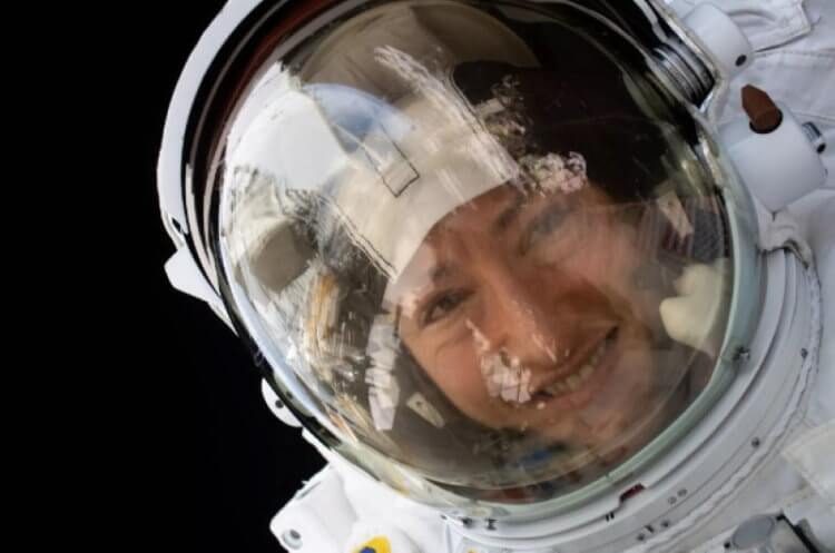 Девочки они и в космосе девочки: Кристина Кох сделала селфи на орбите