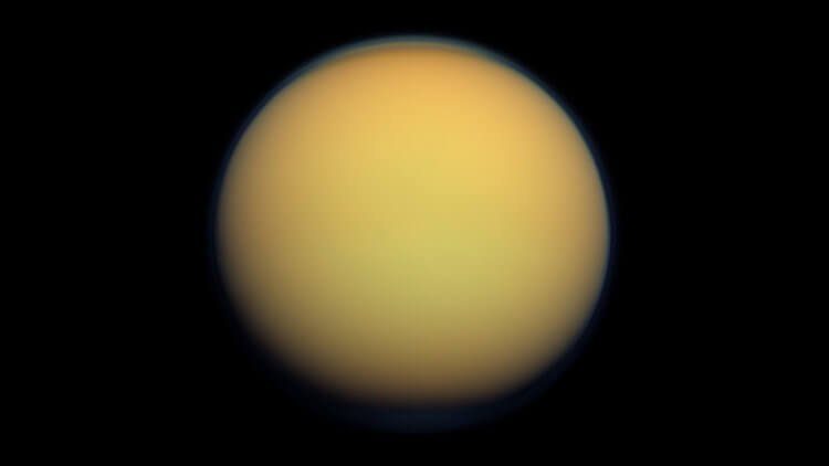 Почему спутник Титан «убегает» от Сатурна?