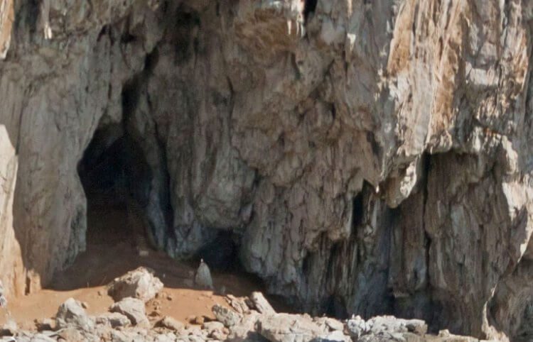 В пещере на Гибралтаре найдена потайная комната